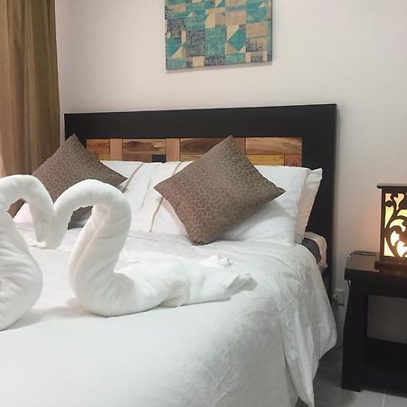 Aaa Condominium Тагайтай Экстерьер фото
